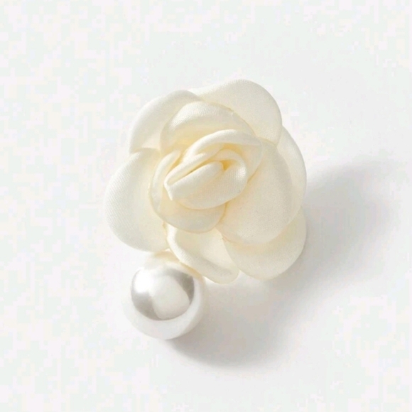 NWT Elegant Ivory Flower & Pearl Design Stud Earrings - Picture 5 of 14